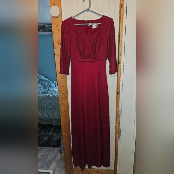 Women's Elegant Red Gown - Picture 1 of 7